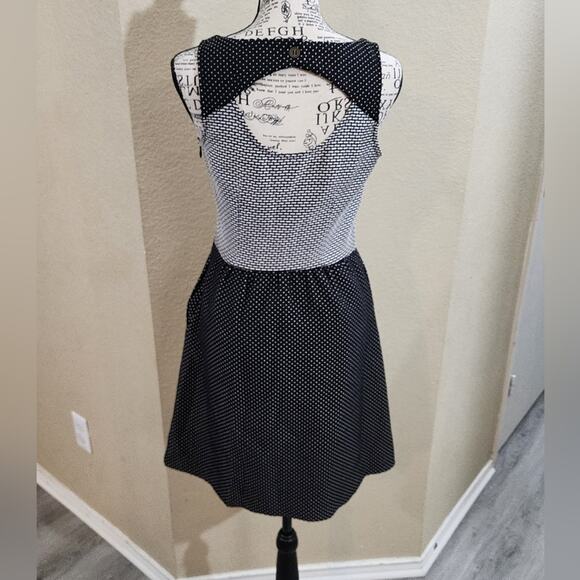 The limited color block block and white flattering skater dress size 2 XS - Picture 3 of 7